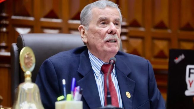 Edwin Martínez denuncia a Fernando Rospigliosi por uso de cámara del Congreso | VIDEO