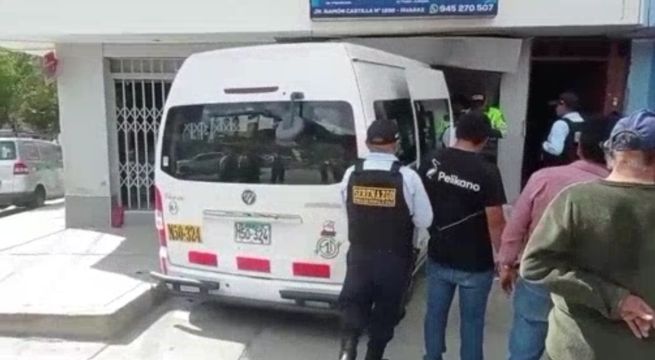 Combi se empotra contra local de estudio de abogados | VIDEO