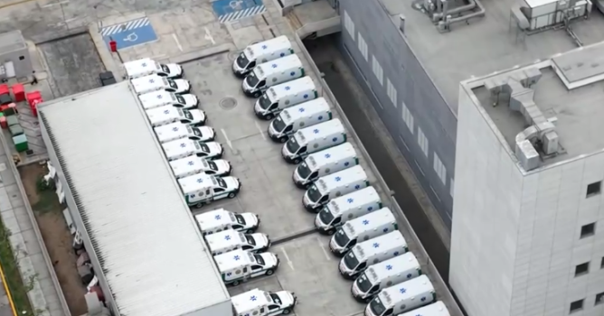 Mininter tiene 25 ambulancias nuevas abandonadas en estacionamiento del Hospital de la Policía