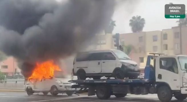 Conductor incendia su colectivo tras ser intervenido por la ATU en plena Javier Prado