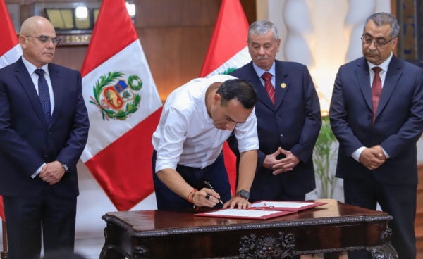 José Jerí oficializa Ley contra la extorsión en el transporte: “El objetivo común es acabar con la delincuencia” | VIDEO