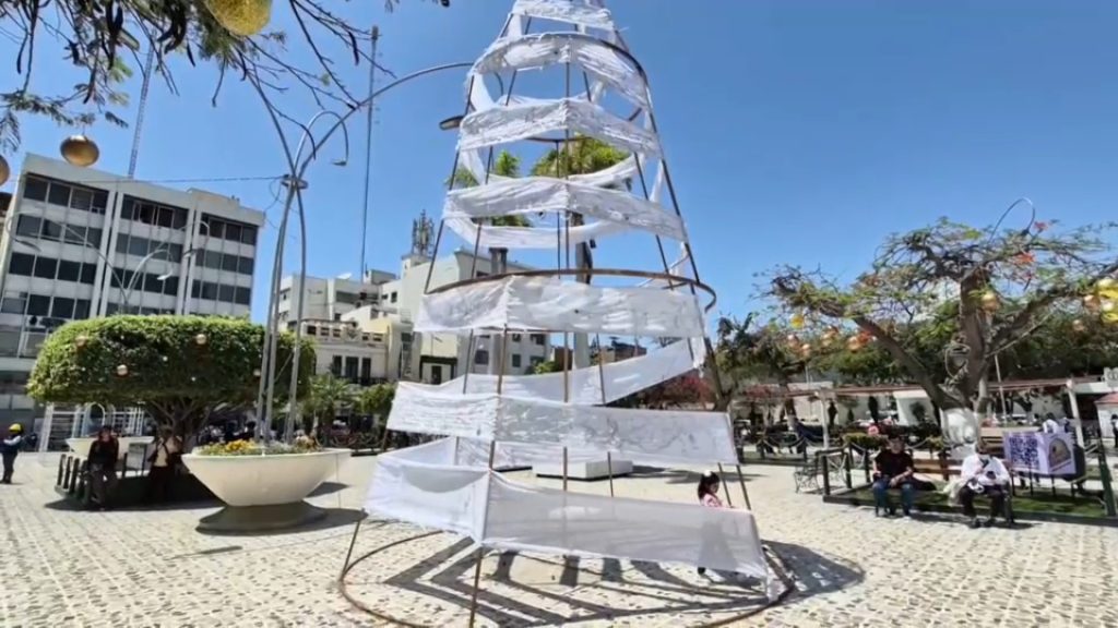 Fiscalía investiga presuntas irregularidades tras criticado árbol navideño en Chiclayo