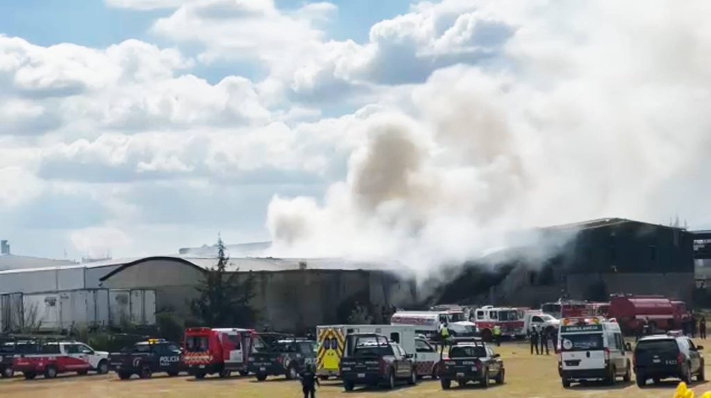 Avioneta cae cerca de aeropuerto y deja diez personas fallecidas en México