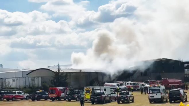 Avioneta cae cerca de aeropuerto y deja diez personas fallecidas en México