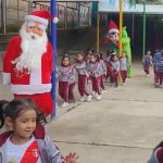 Policías se disfrazan de personajes navideños y alegran a niños en Chota