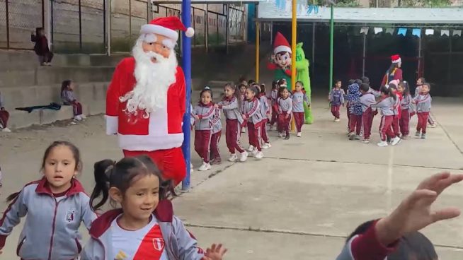 Policías se disfrazan de personajes navideños y alegran a niños en Chota