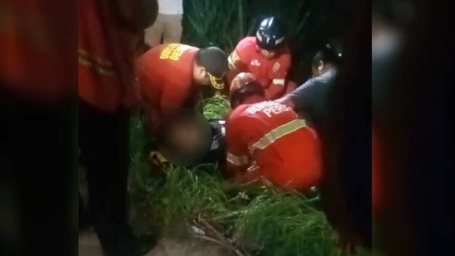 Policía arrolla a dos motociclistas: joven soldado muere y otro muchacho queda grave