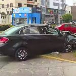 Accidente en Navidad: auto choca contra poste y deja dos heridos en San Miguel