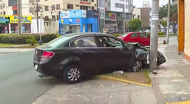 Accidente en Navidad: auto choca contra poste y deja dos heridos en San Miguel