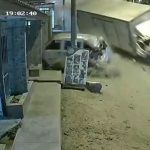 Esposos fallecen e hijo queda grave tras ser arrollados por camión | VIDEO