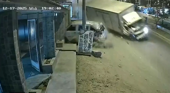 Esposos fallecen e hijo queda grave tras ser arrollados por camión | VIDEO