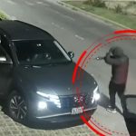 Delincuentes armados asaltan a pareja y roban su auto: cámaras captaron el ataque