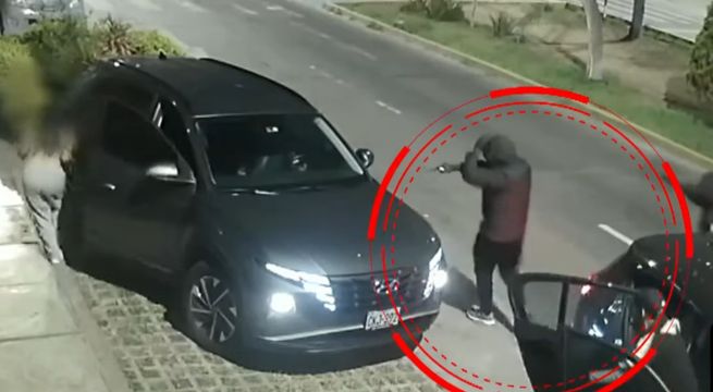 Delincuentes armados asaltan a pareja y roban su auto: cámaras captaron el ataque