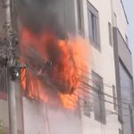 Rímac: fuerte incendio se registra en inmueble frente a grifo y alarma a vecinos