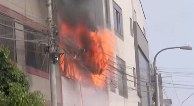 Rímac: fuerte incendio se registra en inmueble frente a grifo y alarma a vecinos
