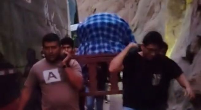 Cargan ataúd por varios km tras bloqueo de la carretera en Arequipa | VIDEO