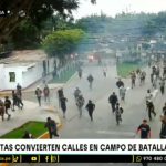 Barristas de Alianza Lima desatan batalla campal en calles de La Victoria | VIDEO