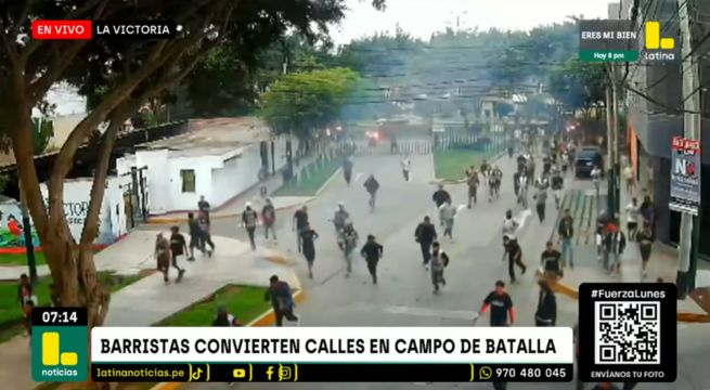 Barristas de Alianza Lima desatan batalla campal en calles de La Victoria | VIDEO