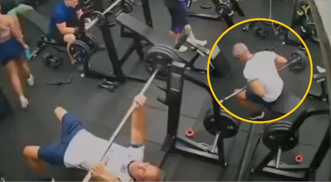 Hombre muere tras golpearse con una barra en el gimnasio | VIDEO