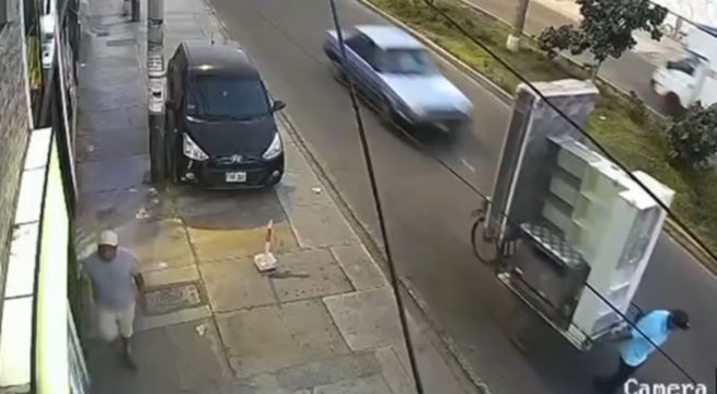 Vendedor de muebles es atropellado y chofer se da a la fuga | VIDEO