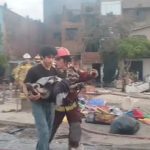 Rescatan a perrito atrapado en vivienda afectada por incendio en almacén de pirotécnicos