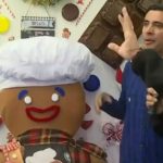 Comas se llena de magia: vecinos crean pasaje navideño con casa de galleta de jengibre