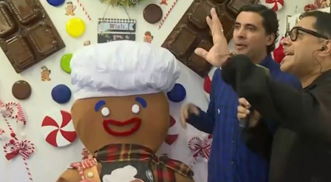 Comas se llena de magia: vecinos crean pasaje navideño con casa de galleta de jengibre