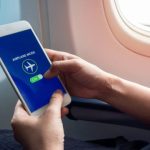 ¿Por qué se debe poner el celular en modo avión cuando viajas?: Piloto explica las razones
