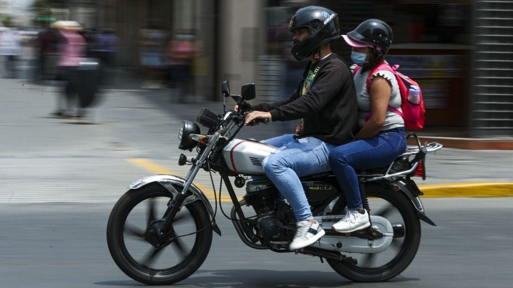 Desde HOY se prohíbe la circulación de dos personas en una moto: ¿Cuándo se aplicarán las multas y a cuánto ascienden?