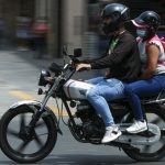 Desde HOY se prohíbe la circulación de dos personas en una moto: ¿Cuándo se aplicarán las multas y a cuánto ascienden?