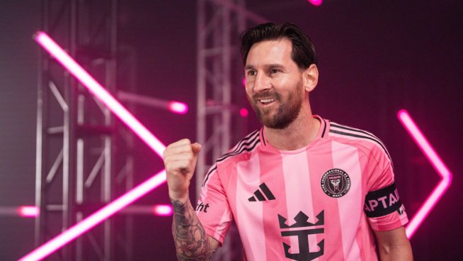 Lionel Messi desata la euforia en Lima: hinchas lo aclaman en los exteriores de su hotel | VIDEO