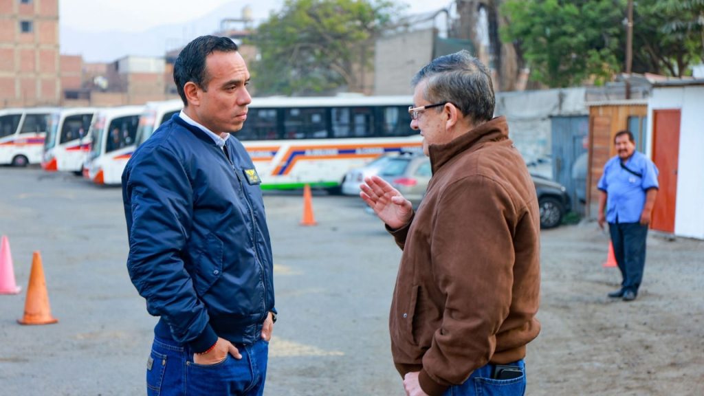 Pdte. José Jerí llega a reunión con transportistas en medio del paro | VIDEO