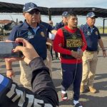 'El Monstruo': así fue el momento en que subió al avión que lo trasladará a Lima | VIDEO