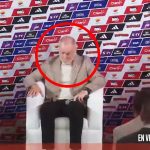 Cae banner publicitario sobre Mano Menezes en plena presentación | VIDEO