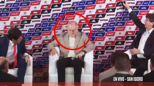 Cae banner publicitario sobre Mano Menezes en plena presentación | VIDEO