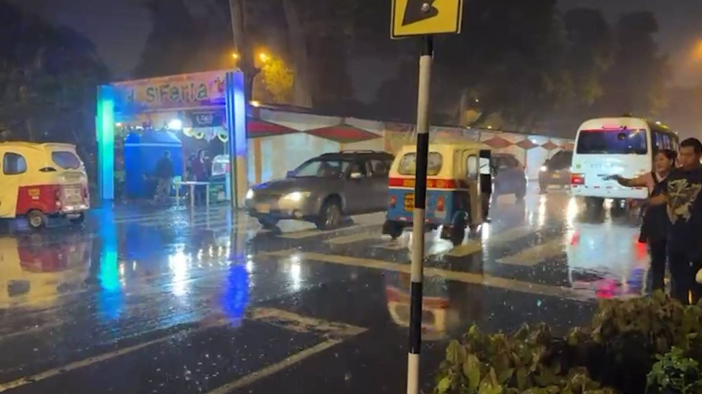 Fuerte lluvia afecta a Chosica y Chaclacayo la noche de este viernes | VIDEO