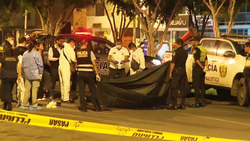 Hombre fue asesinado a balazos y abandonado en plena avenida de San Juan de Lurigancho