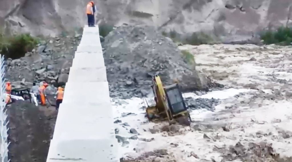 Limpiaban cauce del río y la corriente se los llevó: Trabajadores dentro de máquina se salvaron