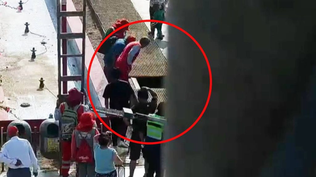 Niñas caen al vacío mientras jugaban y se rompen la cabeza: Una de ellas lucha por su vida