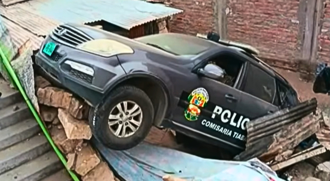 Arequipa: patrullero de la PNP cae sobre una casa | VIDEO