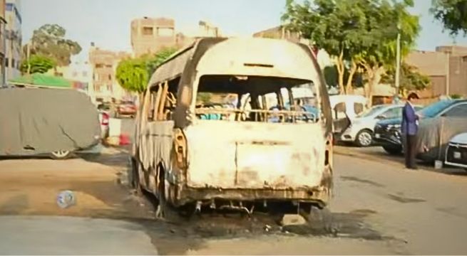 Callao: extorsionadores queman combi por cobro de cupos en plena calle