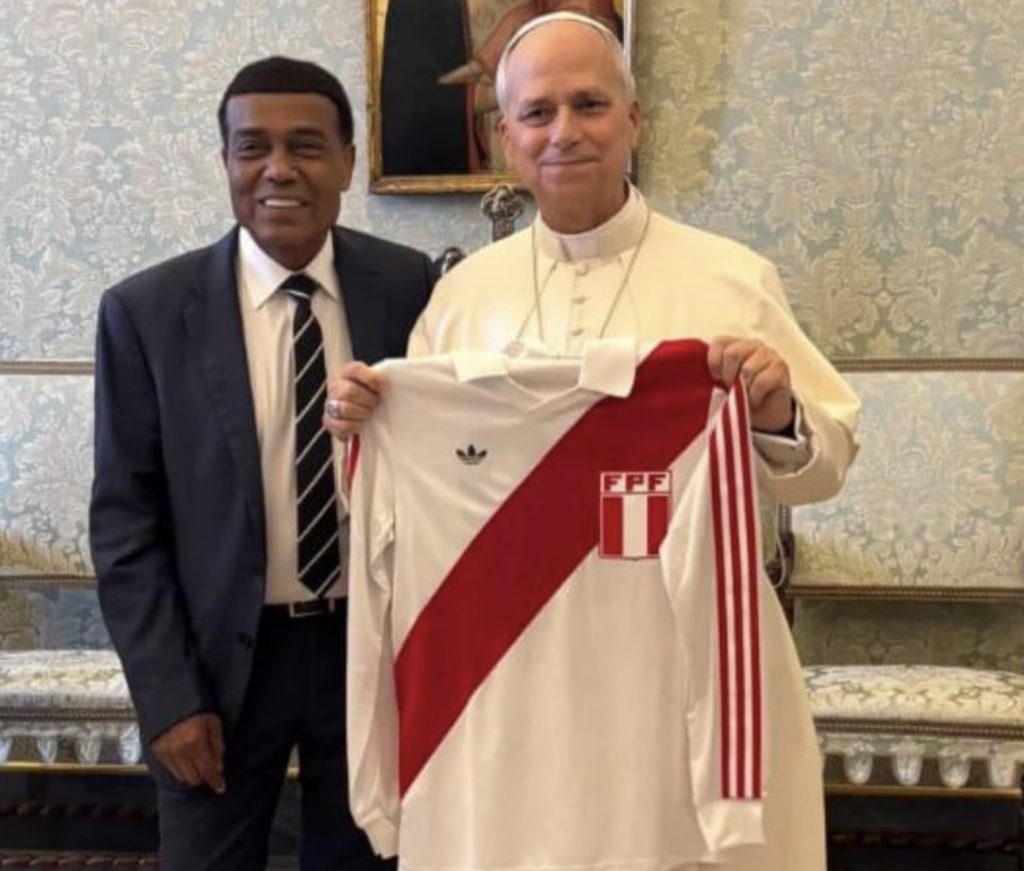 Teófilo Cubillas obsequió al papa León XIV una histórica camiseta de Perú del Mundial 78