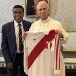 Teófilo Cubillas obsequió al papa León XIV una histórica camiseta de Perú del Mundial 78