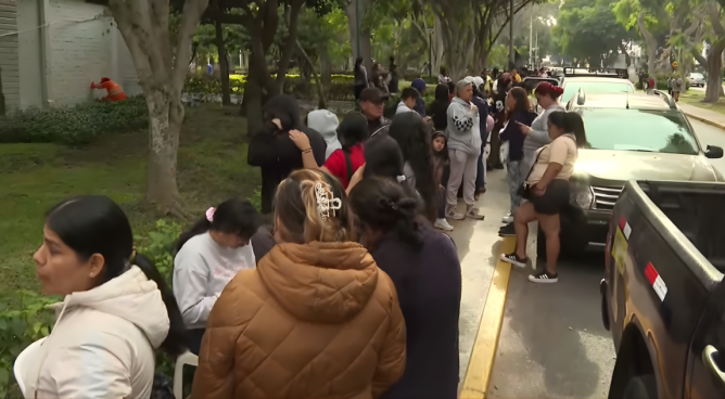 Lince: padres hacen largas colas por talleres gratuitos de vacaciones útiles | VIDEO