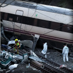 España decreta 3 días de luto nacional tras colisión de trenes que dejó 39 muertos