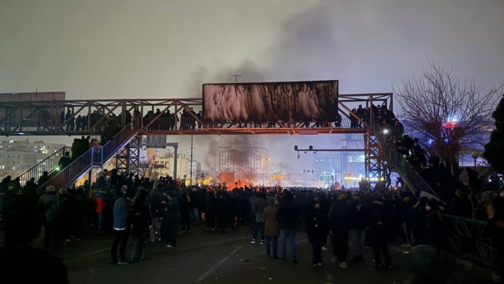 Estados Unidos pide a sus nacionales en Irán que abandonen el país