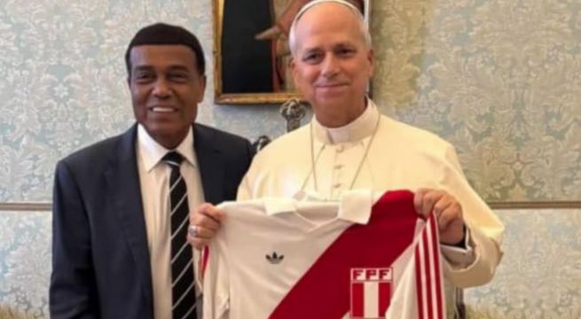 Teófilo Cubillas obsequió al papa León XIV una histórica camiseta de Perú del Mundial 78