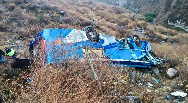Tragedia en Arequipa: caída de bus por acantilado deja 3 muertos y 20 heridos