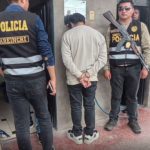 Cae sujeto con fusiles, pistolas, municiones y vehículos con placas clonadas en Puno