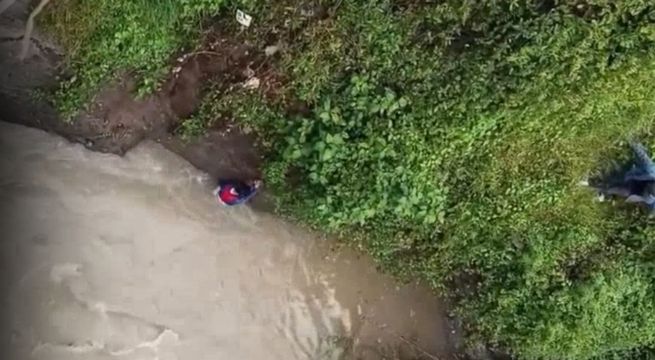 Niño de 12 años es rescatado con vida tras caer al río desde un puente en Cajamarca
